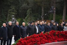 Azerbaijani people line up to honor memory of Great Leader Heydar Aliyev (PHOTO)