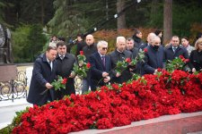Azerbaijani people line up to honor memory of Great Leader Heydar Aliyev (PHOTO)
