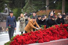 Azerbaijani people line up to honor memory of Great Leader Heydar Aliyev (PHOTO)