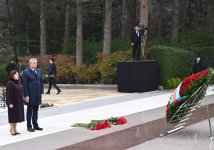 Azerbaijani officials pay tribute to memory of National Leader Heydar Aliyev at Alley of Honors (PHOTO)