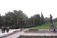 Azerbaijani officials pay tribute to memory of National Leader Heydar Aliyev at Alley of Honors (PHOTO)