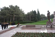 Azerbaijani officials pay tribute to memory of National Leader Heydar Aliyev at Alley of Honors (PHOTO)