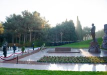 Azerbaijani officials pay tribute to memory of National Leader Heydar Aliyev at Alley of Honors (PHOTO)