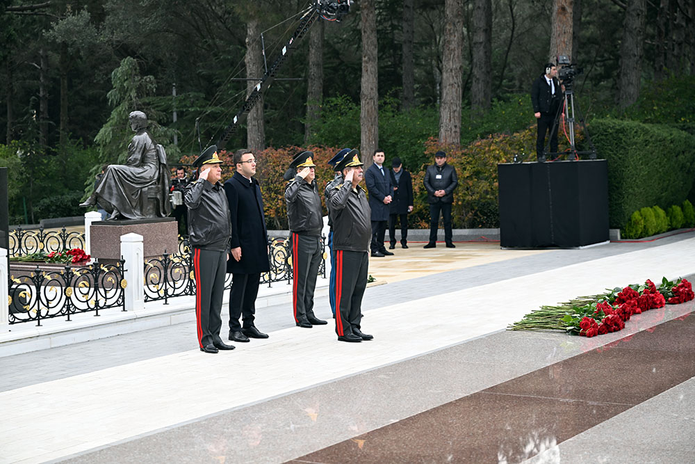 Azerbaijani Defense Ministry’s leadership visits Alley of Honor (PHOTO/VIDEO)
