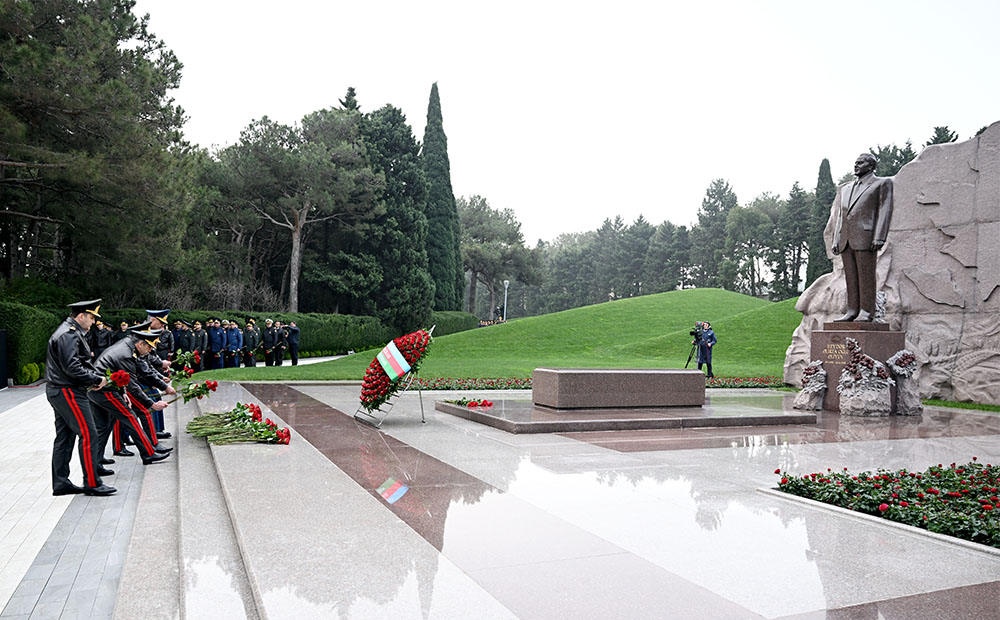 Azerbaijani Defense Ministry’s leadership visits Alley of Honor (PHOTO/VIDEO)