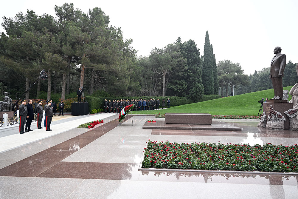Azerbaijani Defense Ministry’s leadership visits Alley of Honor (PHOTO/VIDEO)