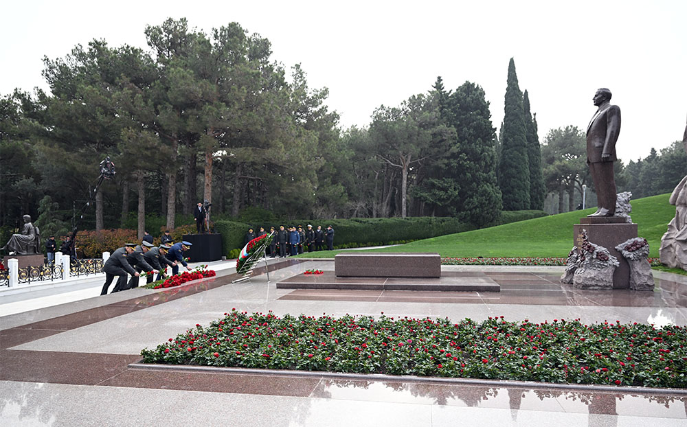 Azerbaijani Defense Ministry’s leadership visits Alley of Honor (PHOTO/VIDEO)
