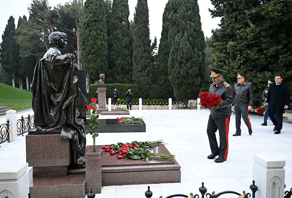 Azerbaijani Defense Ministry’s leadership visits Alley of Honor (PHOTO/VIDEO)