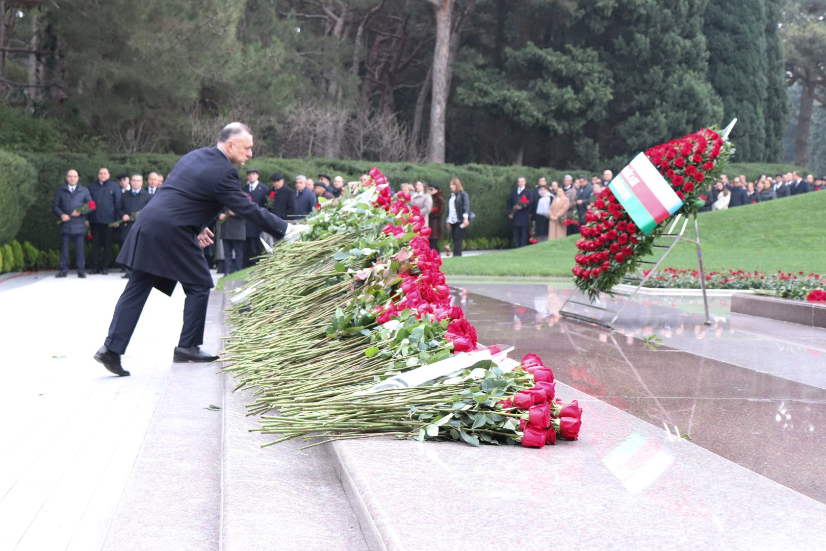 Azerbaijani Health Ministry's leadership honors memory of National Leader Heydar Aliyev (PHOTO)