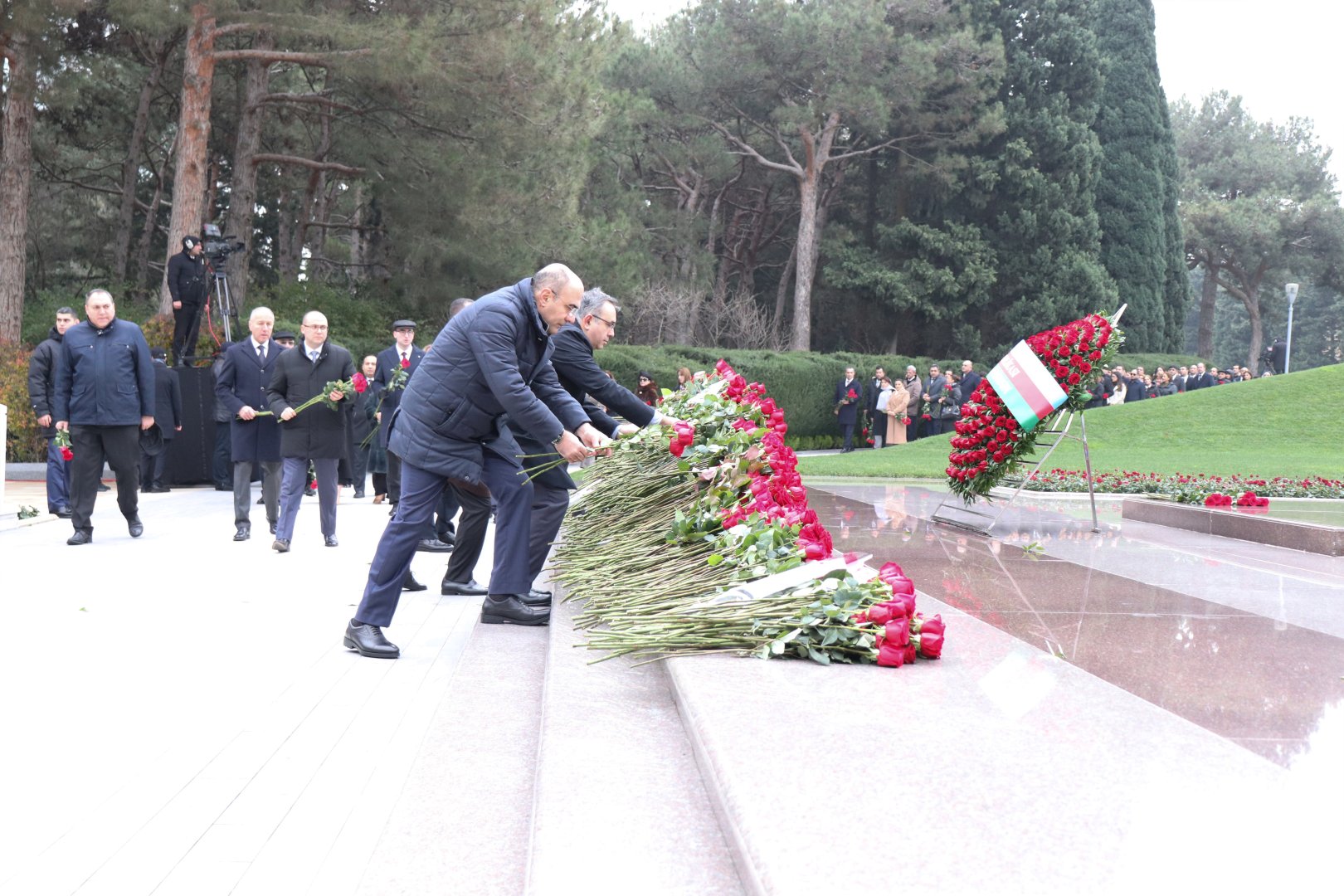 Azerbaijani Health Ministry's leadership honors memory of National Leader Heydar Aliyev (PHOTO)