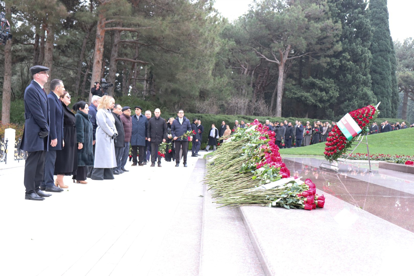 Azerbaijani Health Ministry's leadership honors memory of National Leader Heydar Aliyev (PHOTO)