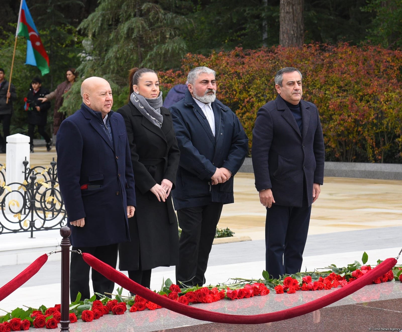 Azerbaijani people line up to honor memory of Great Leader Heydar Aliyev (PHOTO)