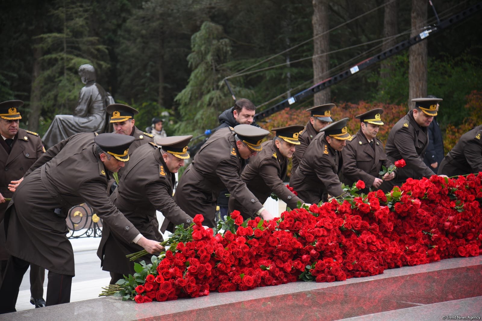 Azerbaijani people line up to honor memory of Great Leader Heydar Aliyev (PHOTO)