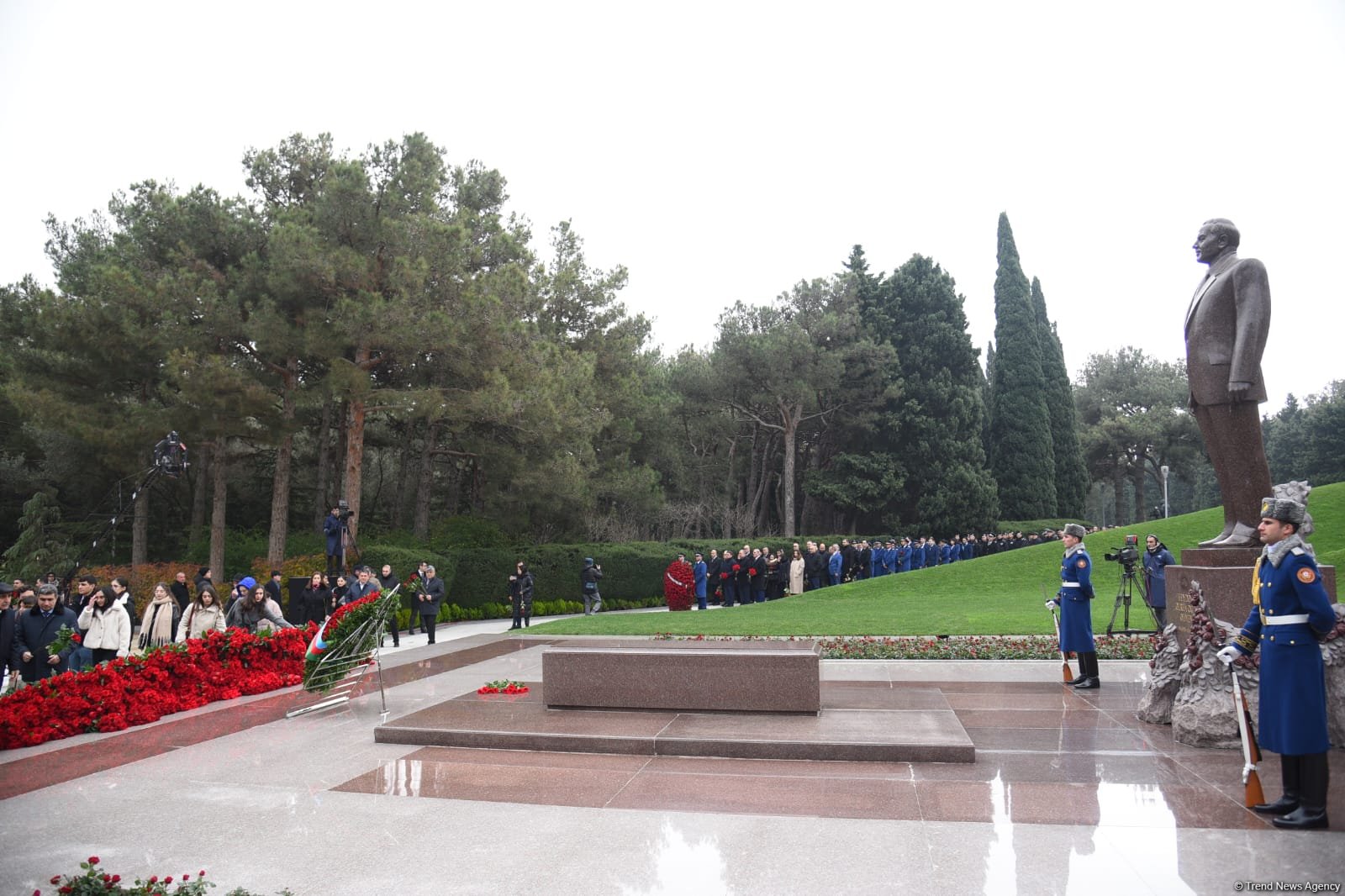 Azerbaijani people line up to honor memory of Great Leader Heydar Aliyev (PHOTO)