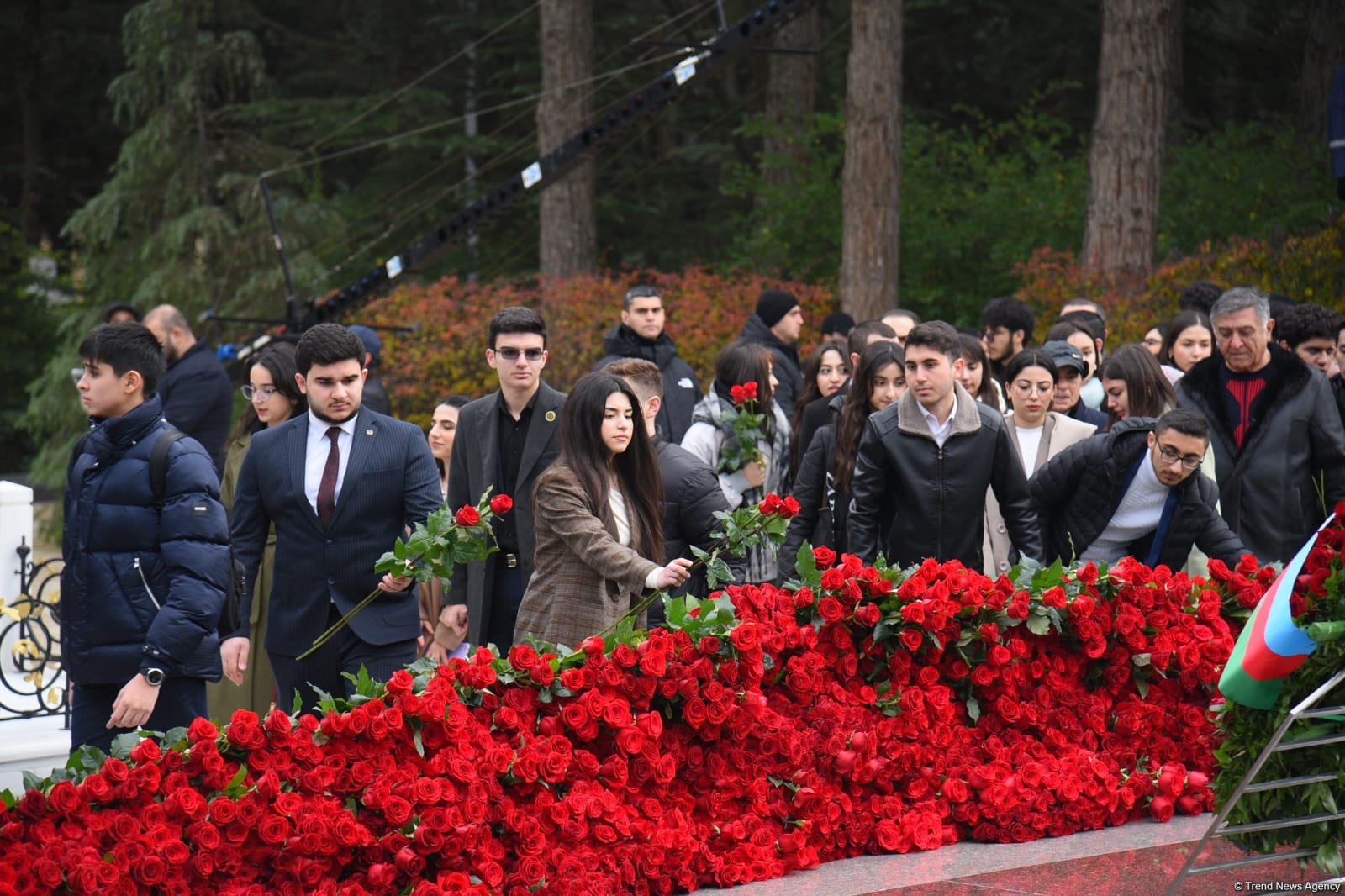 Azerbaijani people line up to honor memory of Great Leader Heydar Aliyev (PHOTO)
