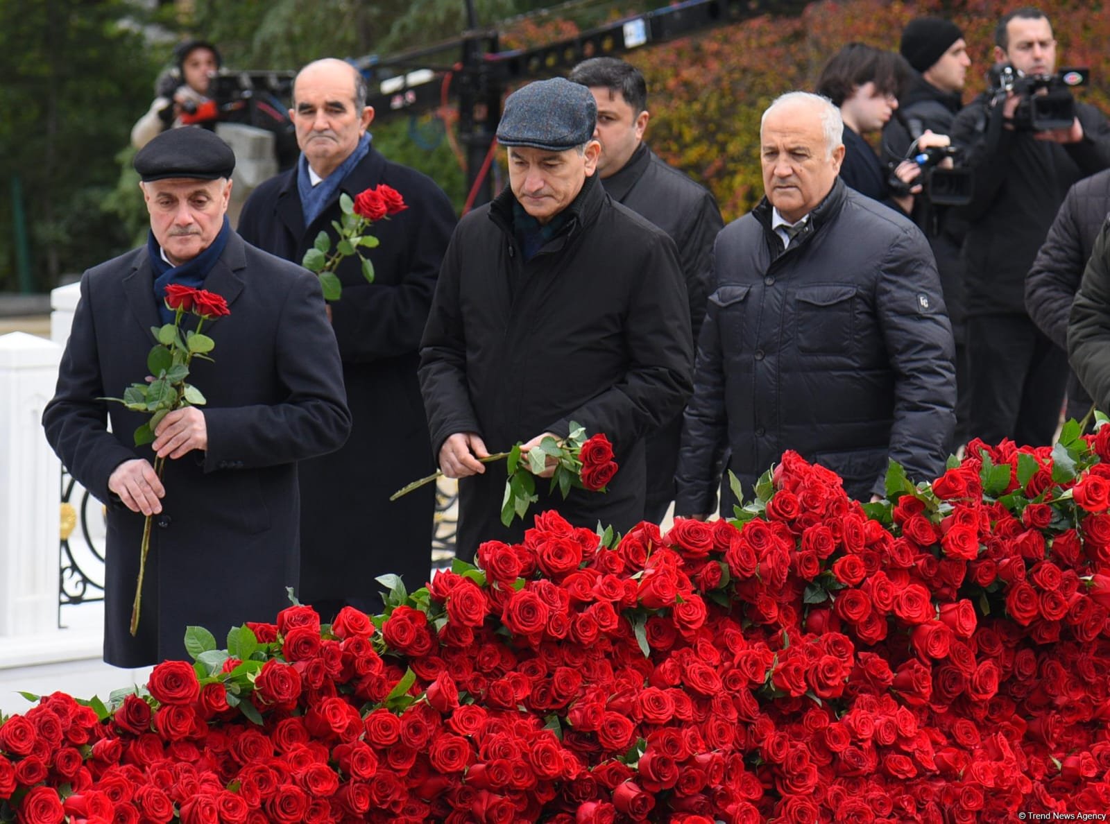 Azerbaijani people line up to honor memory of Great Leader Heydar Aliyev (PHOTO)