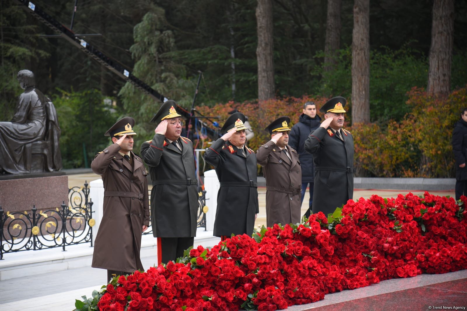 Azerbaijani people line up to honor memory of Great Leader Heydar Aliyev (PHOTO)