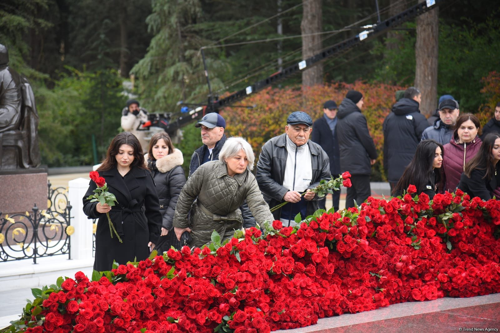 Azerbaijani people line up to honor memory of Great Leader Heydar Aliyev (PHOTO)