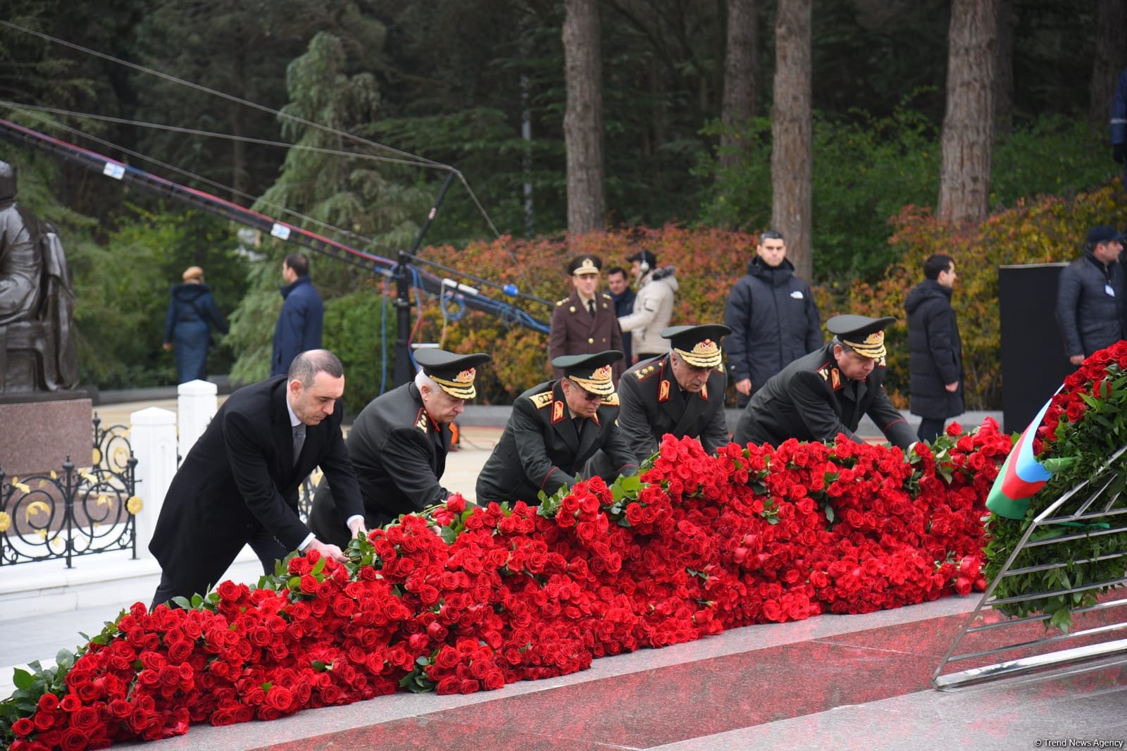 Azerbaijani people line up to honor memory of Great Leader Heydar Aliyev (PHOTO)