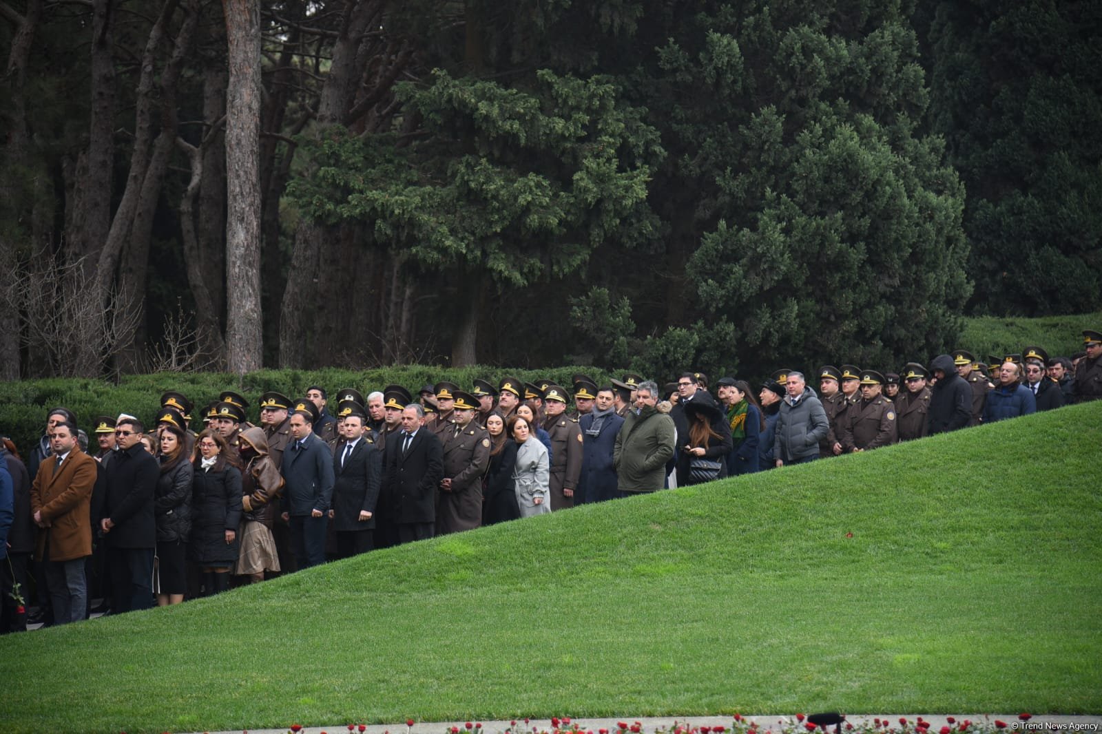 Azerbaijani people line up to honor memory of Great Leader Heydar Aliyev (PHOTO)