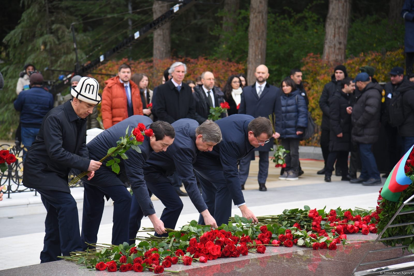 Azerbaijani people line up to honor memory of Great Leader Heydar Aliyev (PHOTO)