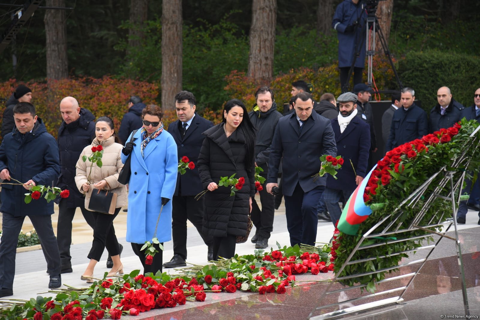 Azerbaijani people line up to honor memory of Great Leader Heydar Aliyev (PHOTO)