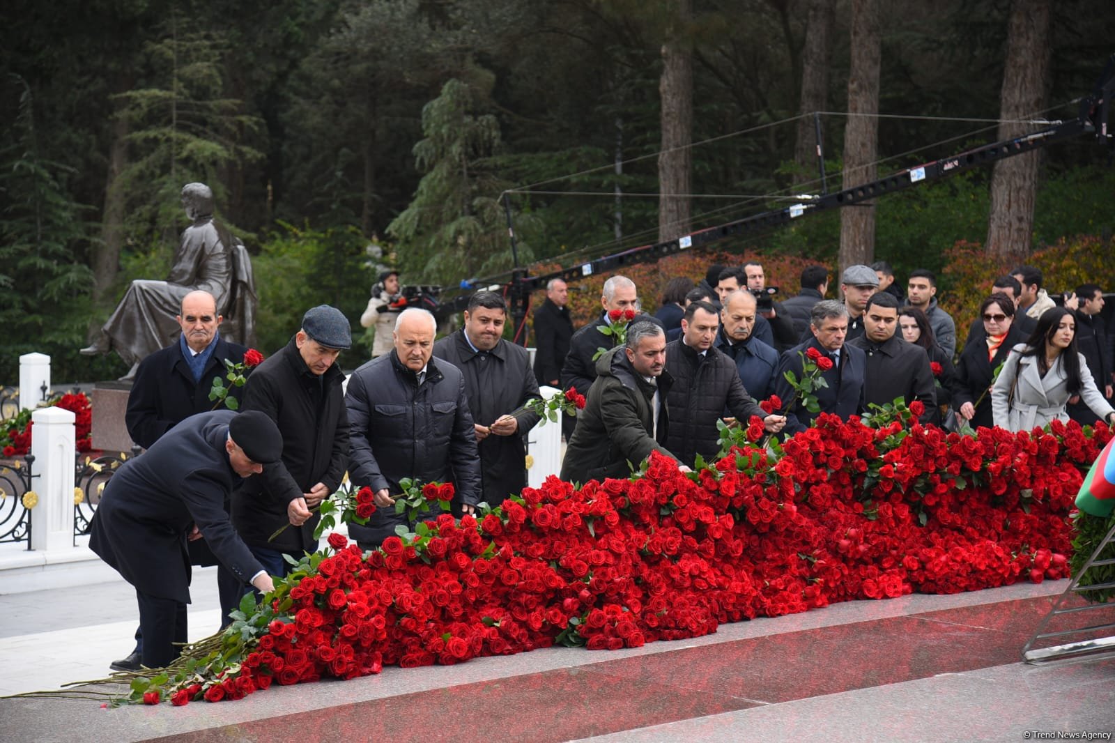 Azerbaijani people line up to honor memory of Great Leader Heydar Aliyev (PHOTO)