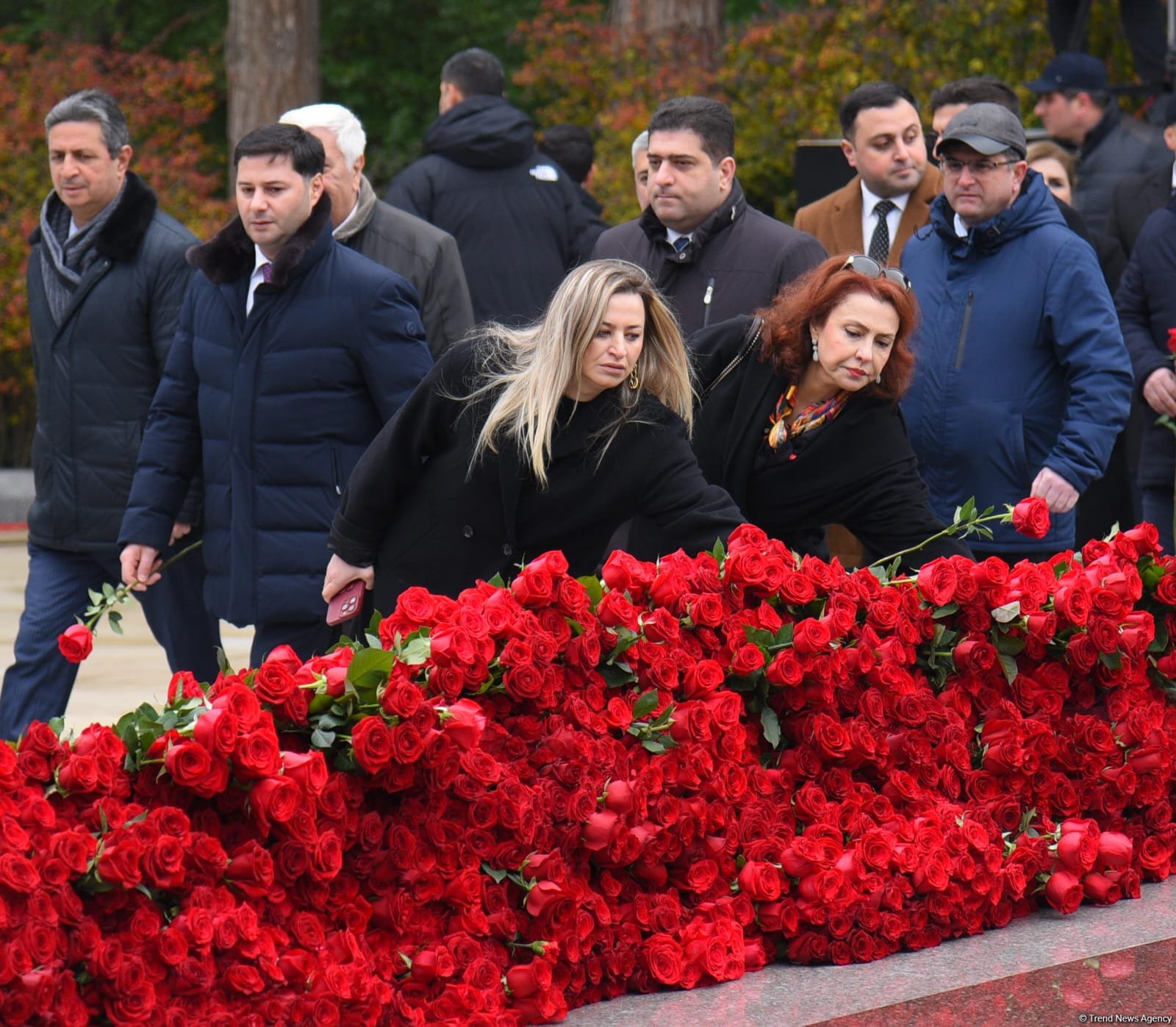 Azerbaijani people line up to honor memory of Great Leader Heydar Aliyev (PHOTO)