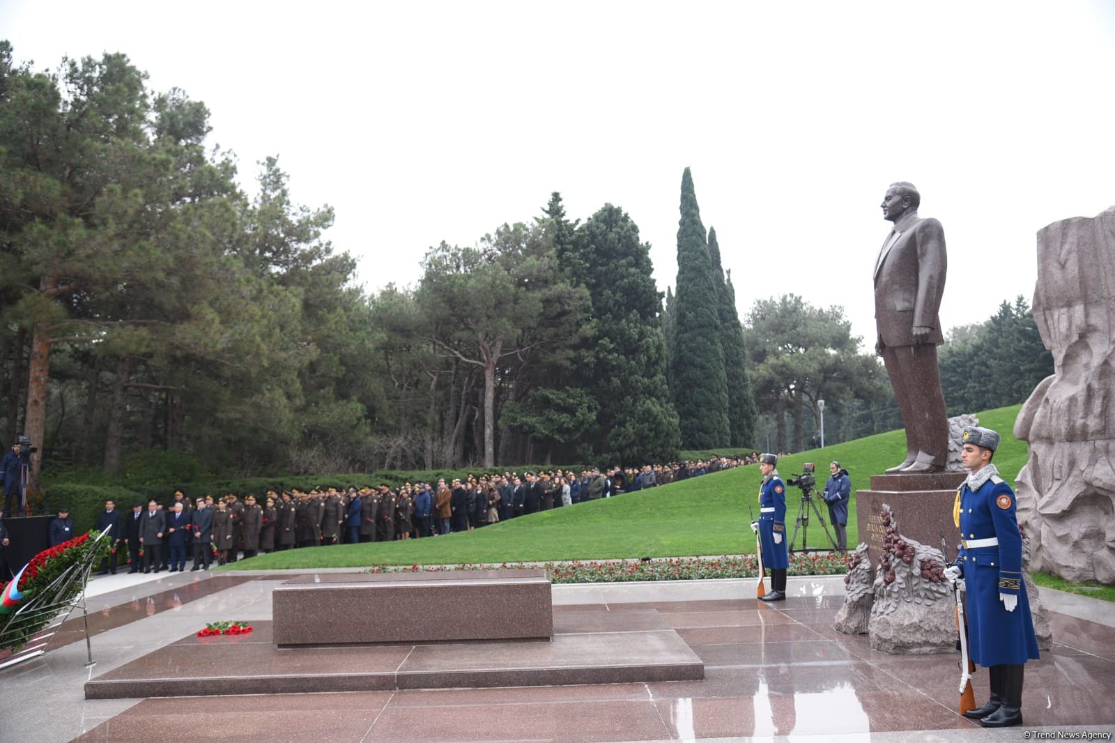 Azerbaijani people line up to honor memory of Great Leader Heydar Aliyev (PHOTO)