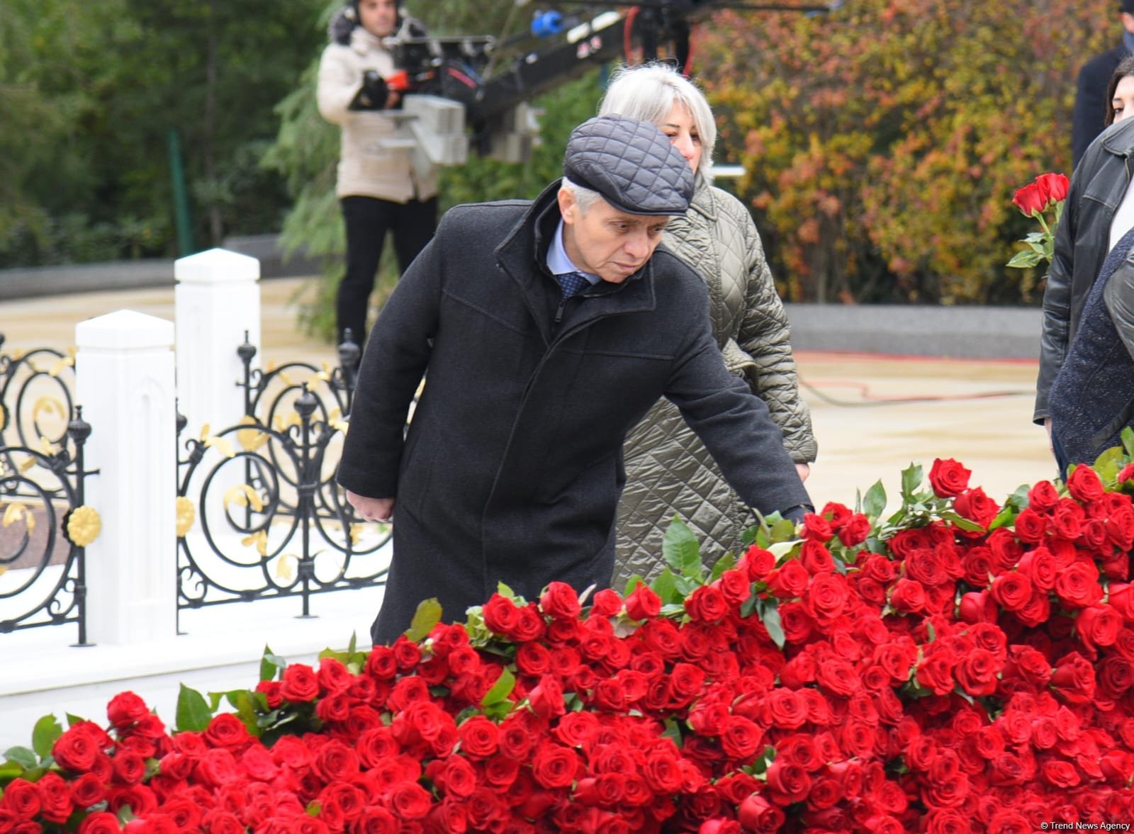 Azerbaijani people line up to honor memory of Great Leader Heydar Aliyev (PHOTO)