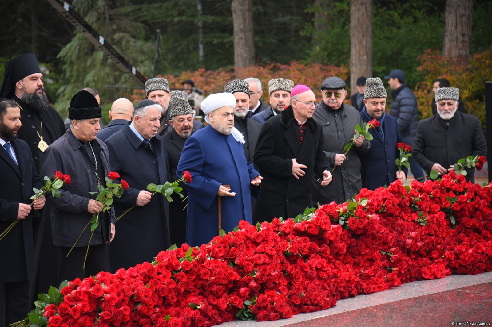 Azerbaijani people line up to honor memory of Great Leader Heydar Aliyev (PHOTO)