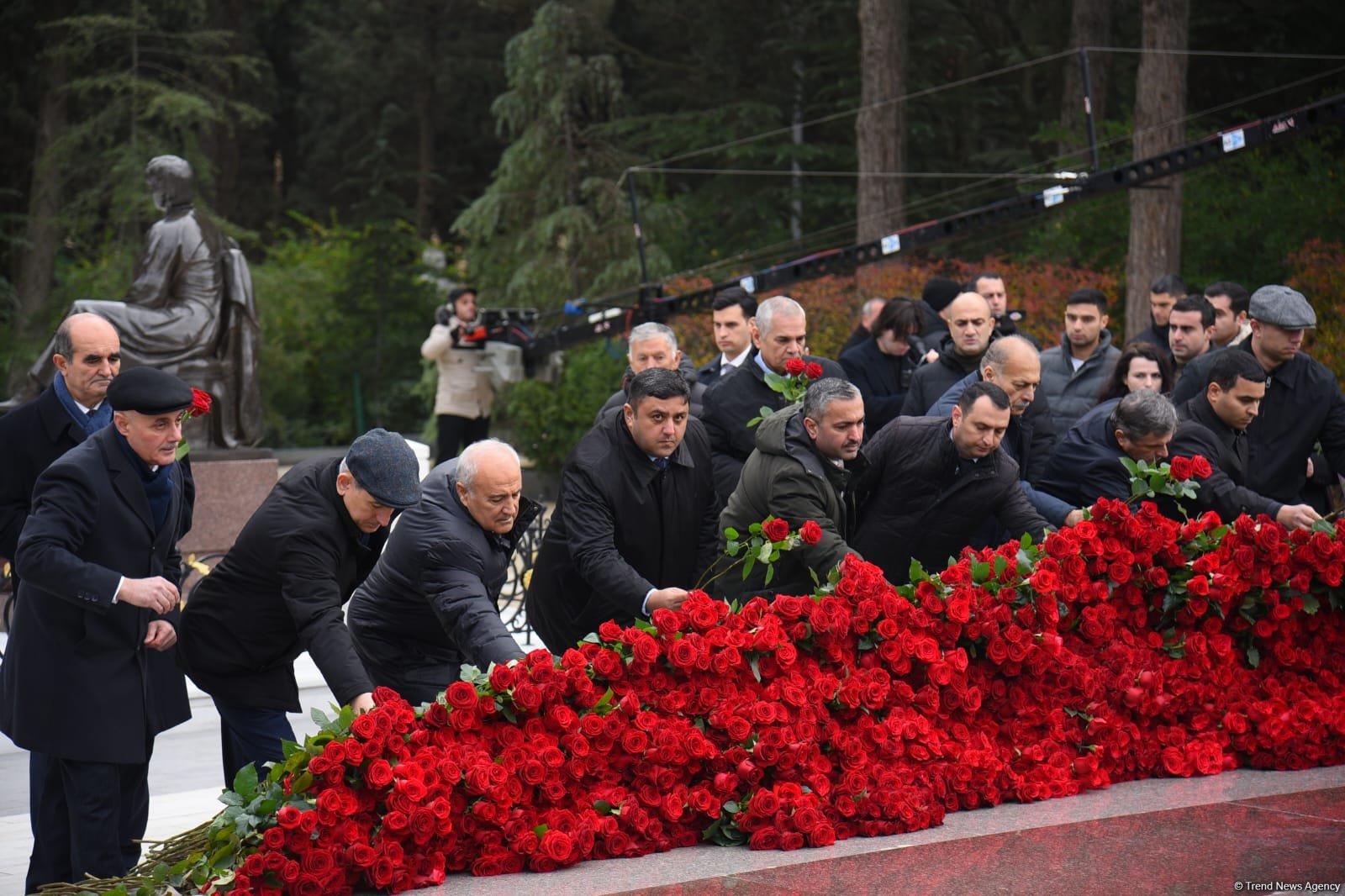Azerbaijani people line up to honor memory of Great Leader Heydar Aliyev (PHOTO)