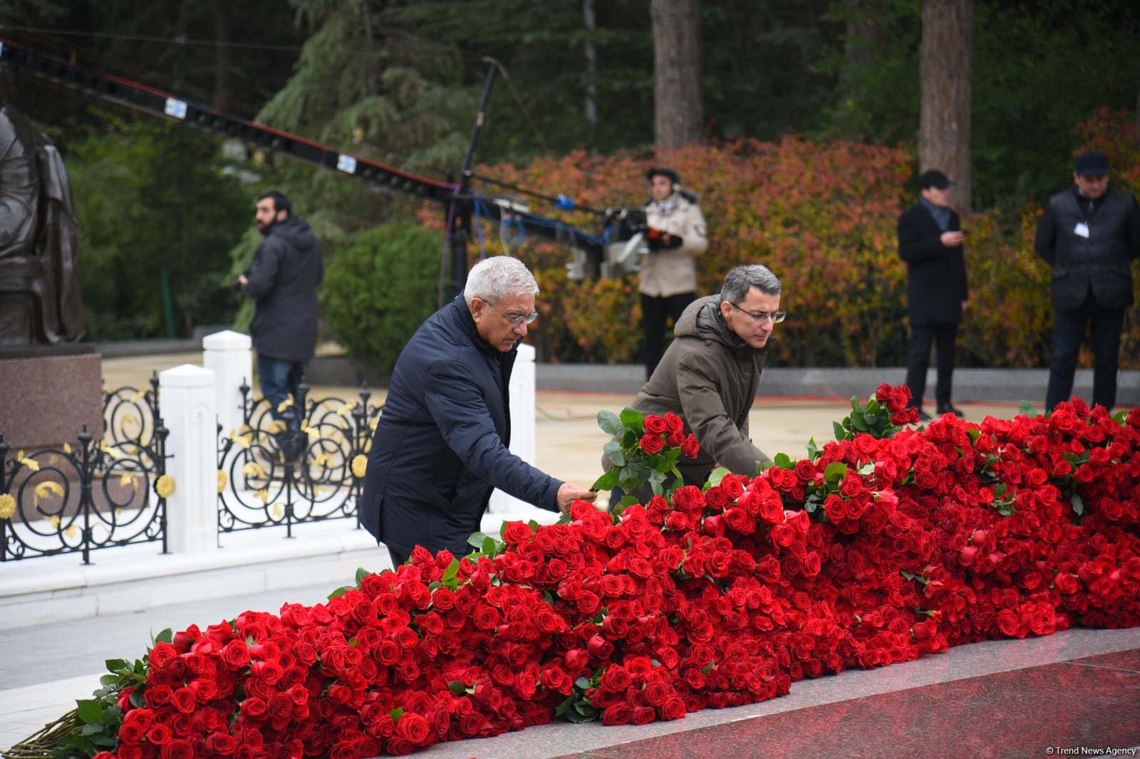 Azerbaijani people line up to honor memory of Great Leader Heydar Aliyev (PHOTO)