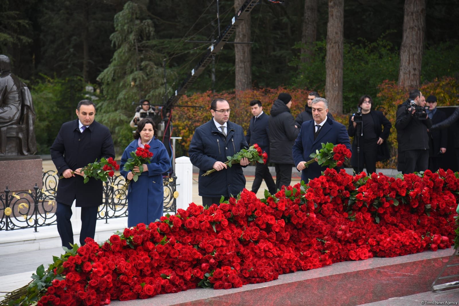 Azerbaijani people line up to honor memory of Great Leader Heydar Aliyev (PHOTO)