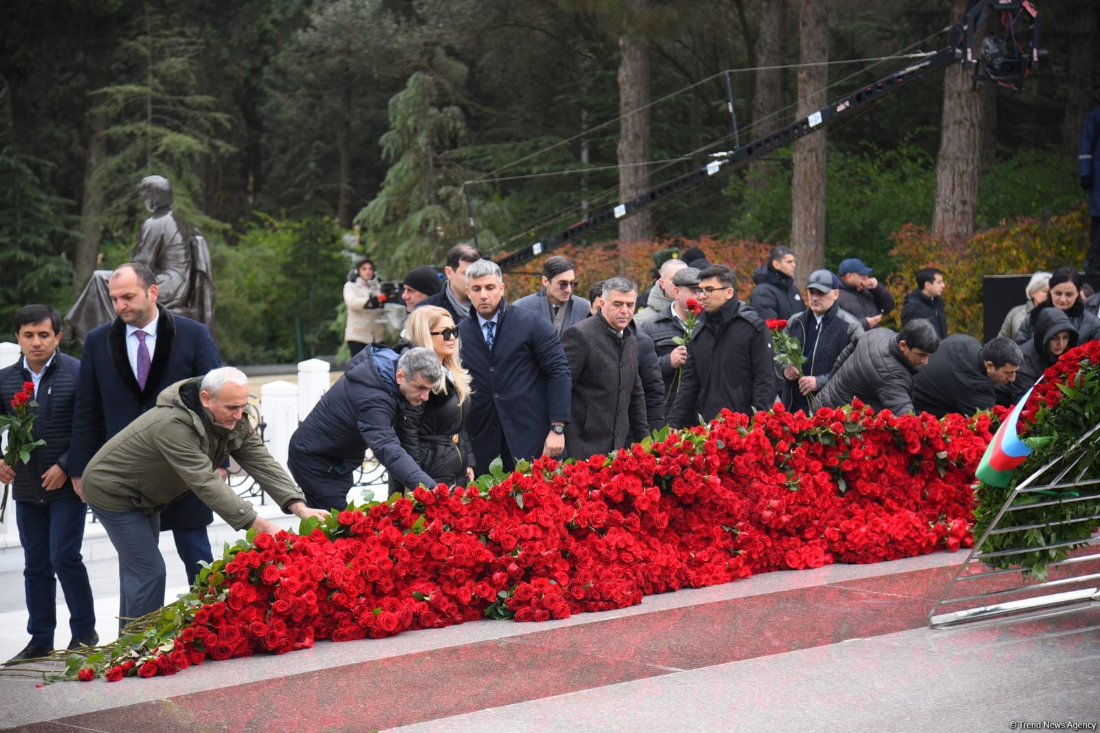 Azerbaijani people line up to honor memory of Great Leader Heydar Aliyev (PHOTO)