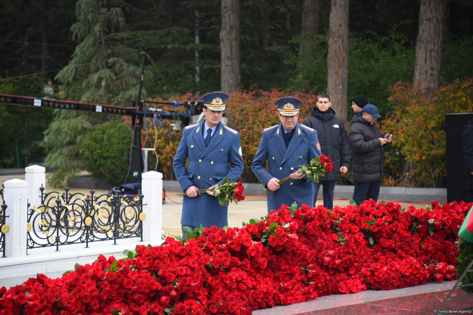 Azerbaijani people line up to honor memory of Great Leader Heydar Aliyev (PHOTO)