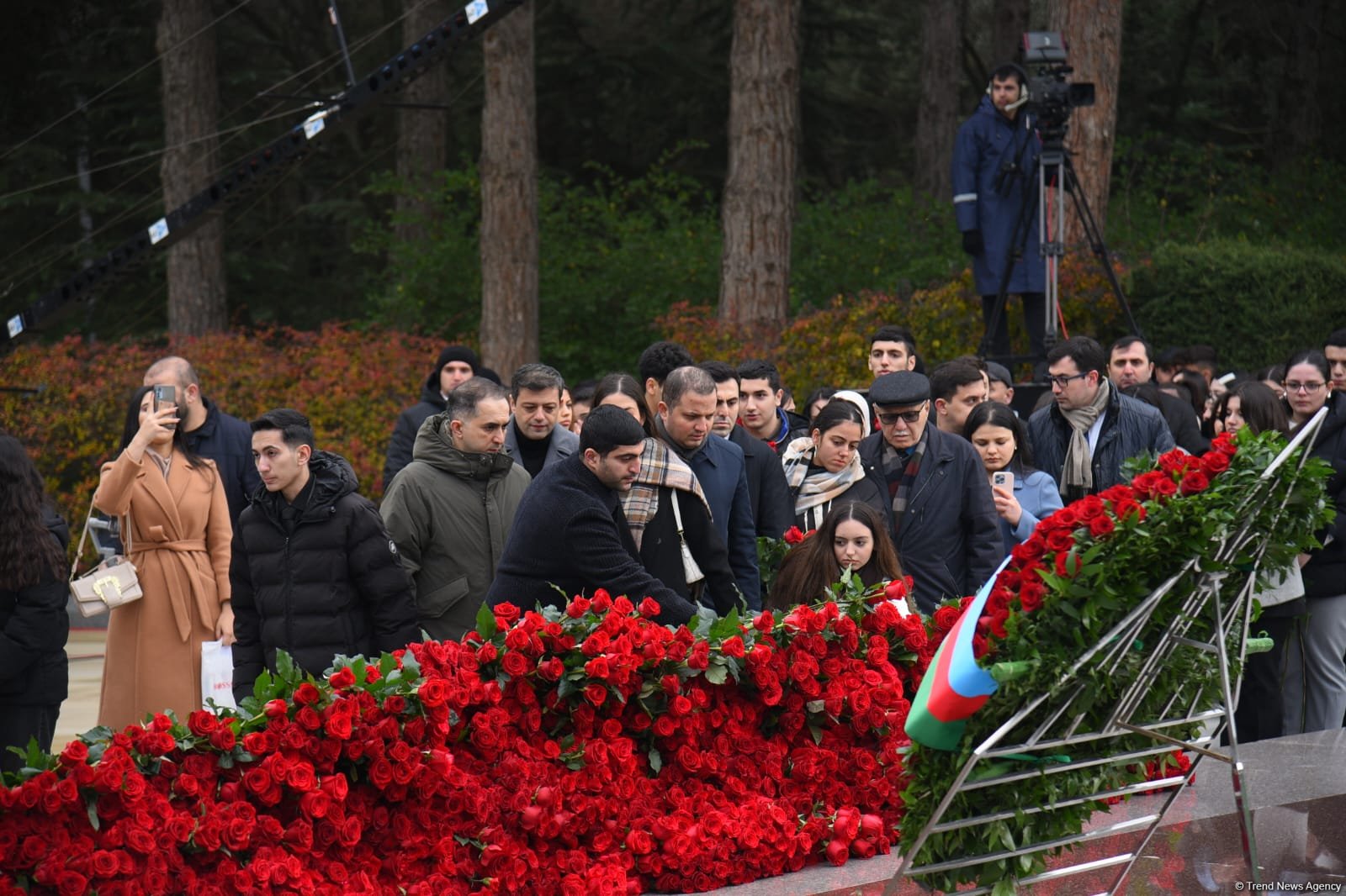 Azerbaijani people line up to honor memory of Great Leader Heydar Aliyev (PHOTO)