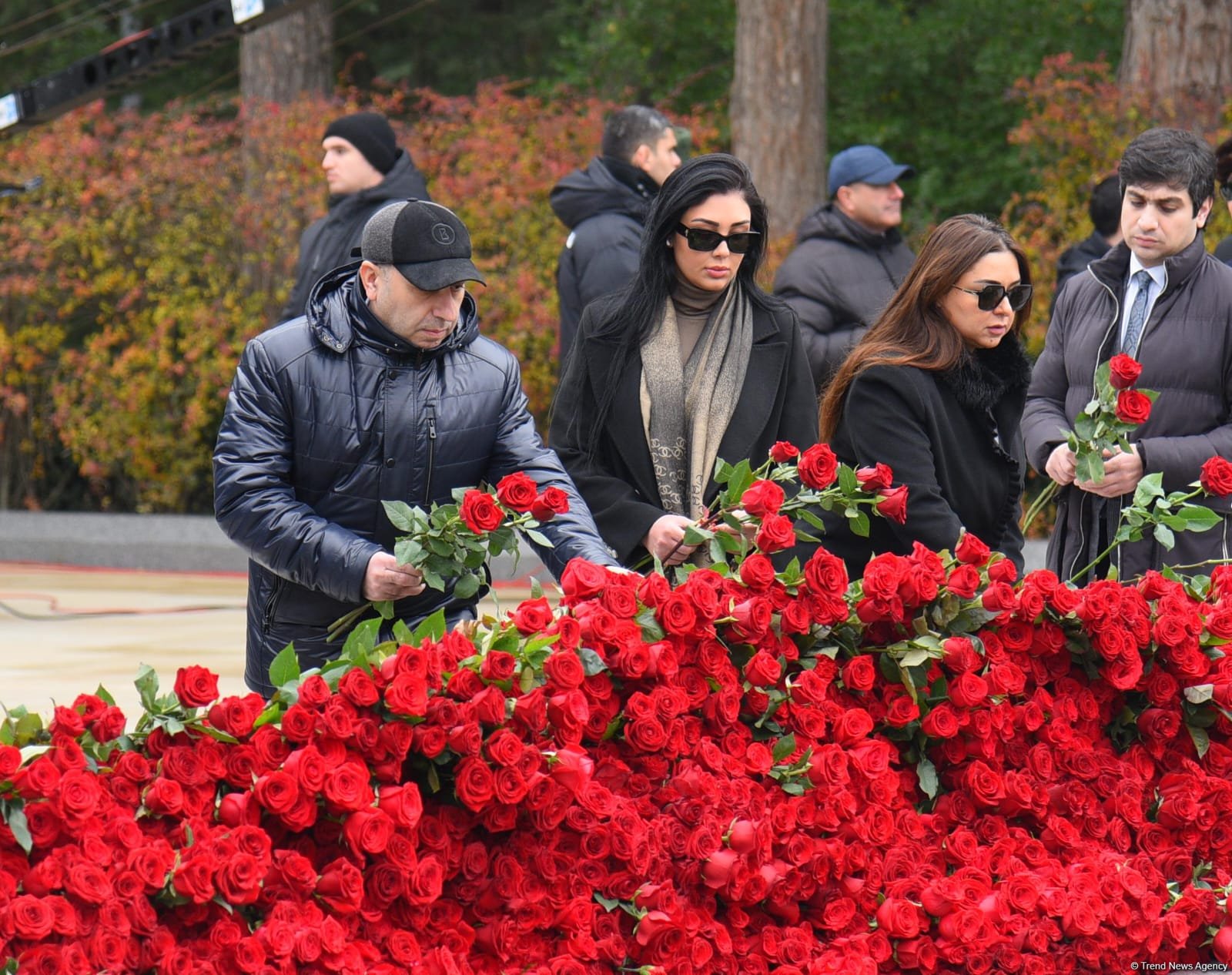 Azerbaijani people line up to honor memory of Great Leader Heydar Aliyev (PHOTO)