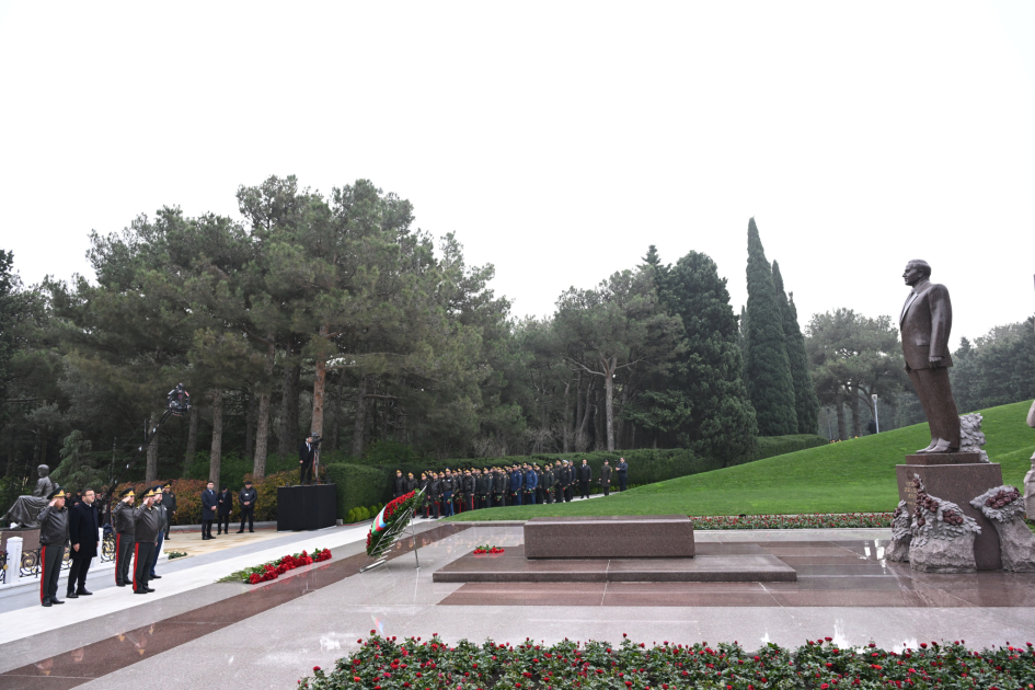 Azerbaijani officials pay tribute to memory of National Leader Heydar Aliyev at Alley of Honors (PHOTO)