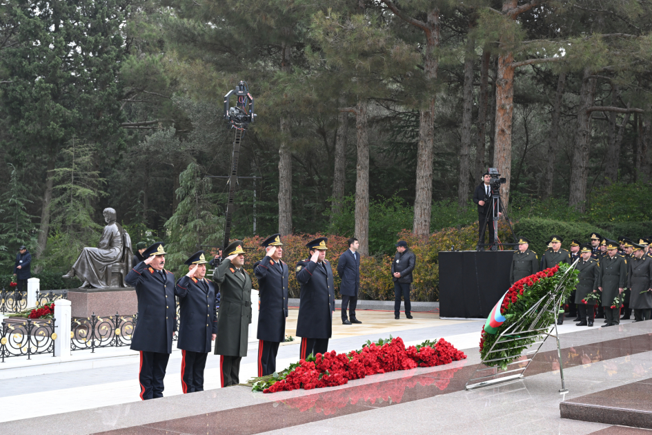 Azerbaijani officials pay tribute to memory of National Leader Heydar Aliyev at Alley of Honors (PHOTO)