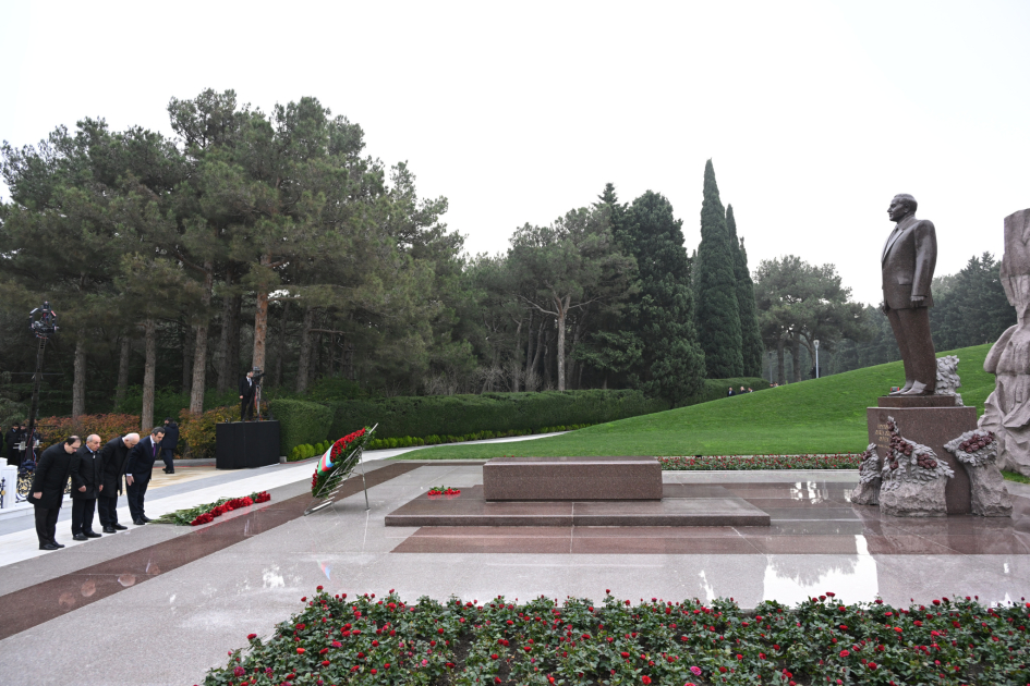 Azerbaijani officials pay tribute to memory of National Leader Heydar Aliyev at Alley of Honors (PHOTO)