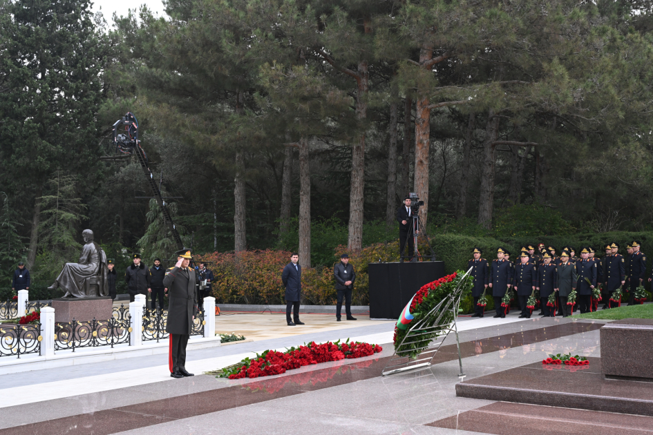 Azerbaijani officials pay tribute to memory of National Leader Heydar Aliyev at Alley of Honors (PHOTO)