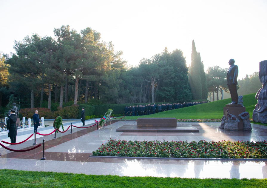 Azerbaijani officials pay tribute to memory of National Leader Heydar Aliyev at Alley of Honors (PHOTO)