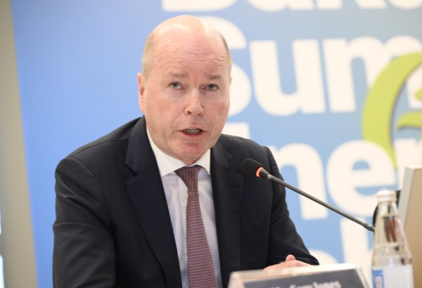 bp Regional President Gary Jones congratulates President Ilham Aliyev