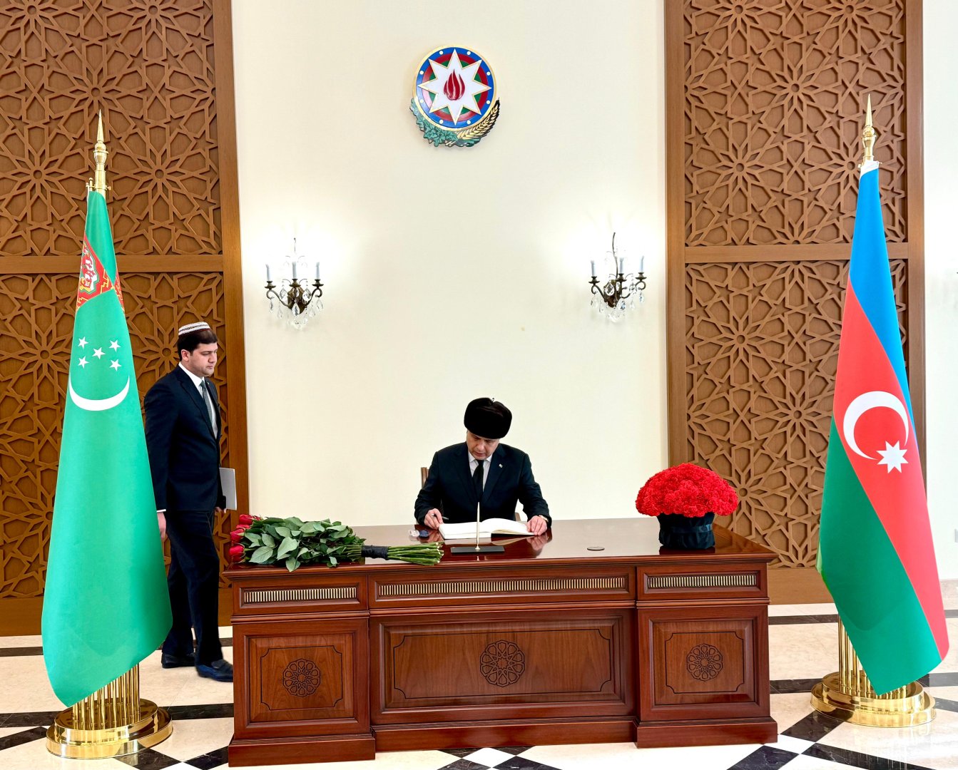 Turkmenistan's deputy FM visits Embassy of Azerbaijan on mourning day (PHOTO)
