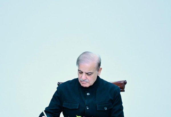 Pakistani PM sends condolences over AZAL plane crash near Aktau (PHOTO)