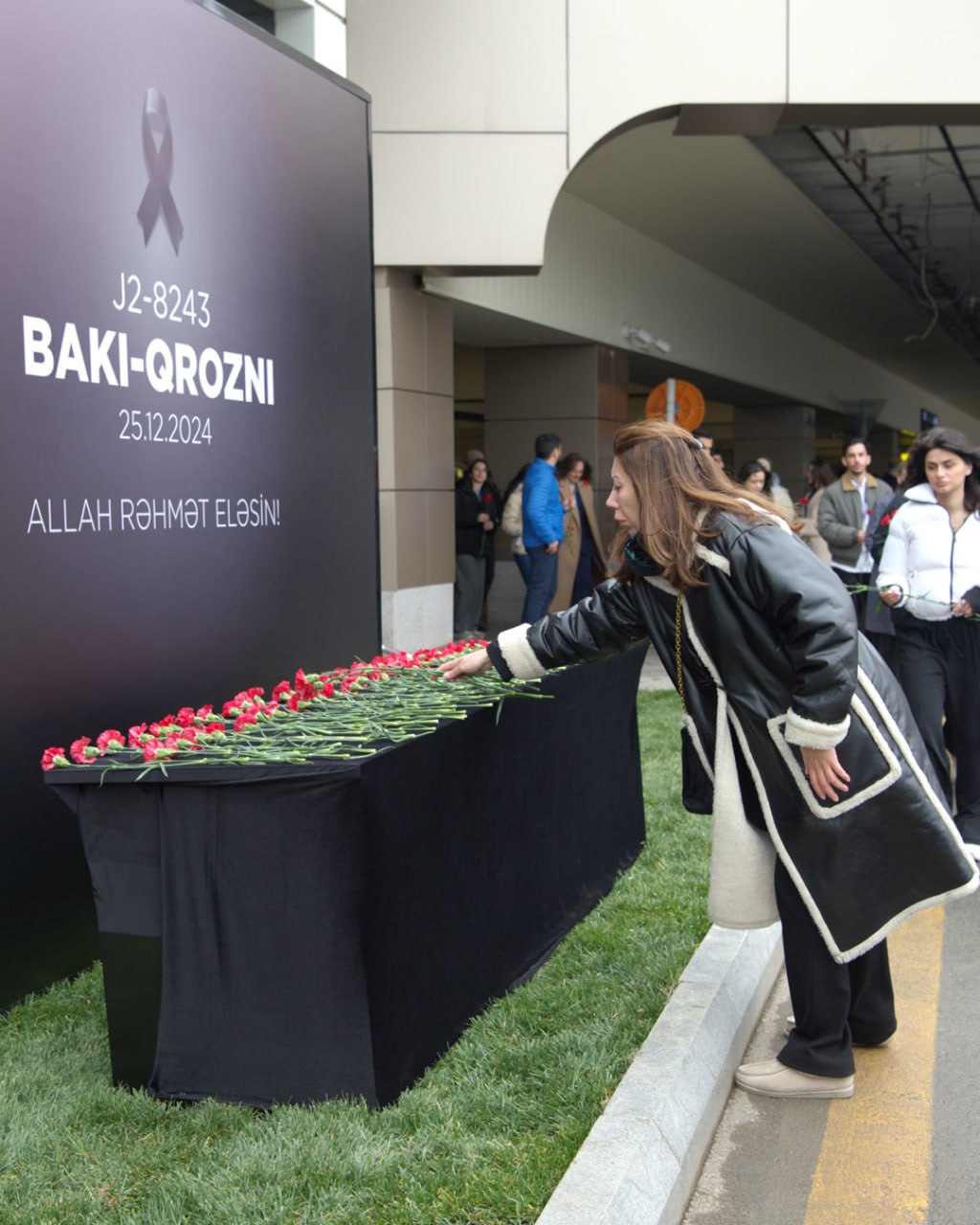 AZAL puts up Baku airport memorial after Aktau plane tragedy (PHOTO)
