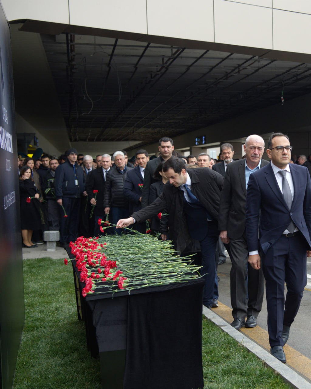 AZAL puts up Baku airport memorial after Aktau plane tragedy (PHOTO)