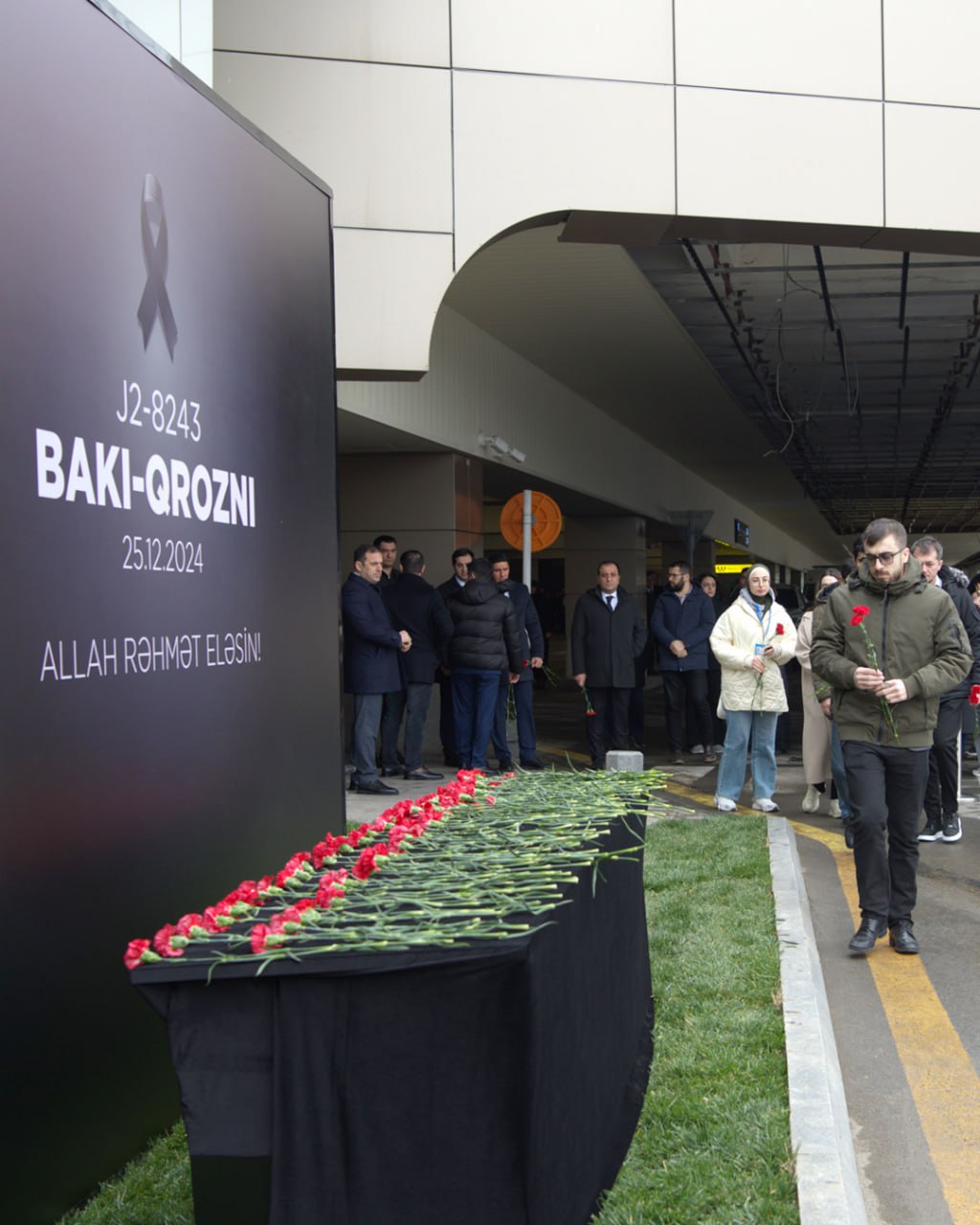 AZAL puts up Baku airport memorial after Aktau plane tragedy (PHOTO)