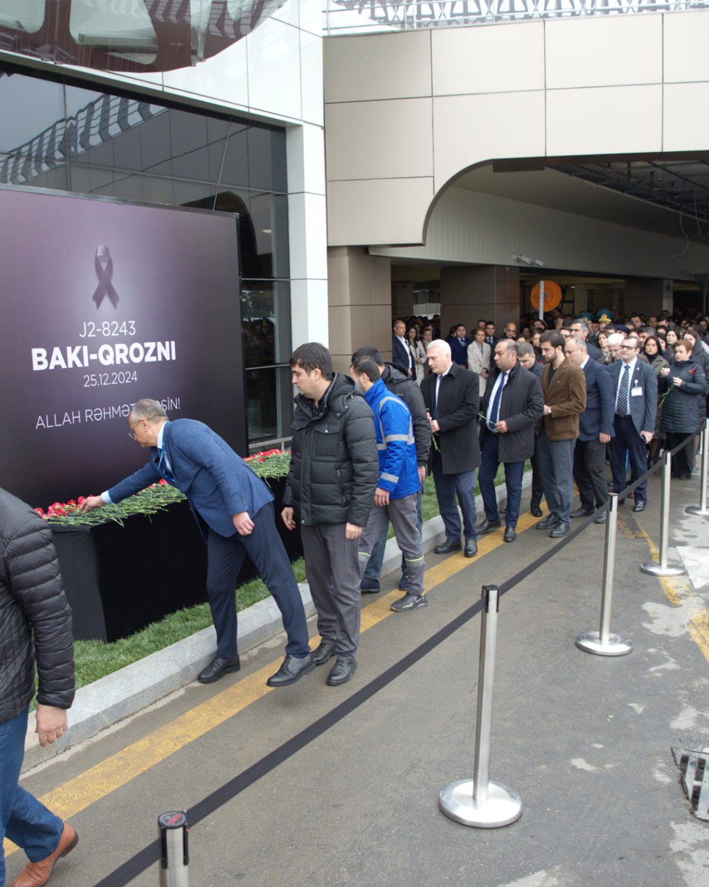 AZAL puts up Baku airport memorial after Aktau plane tragedy (PHOTO)